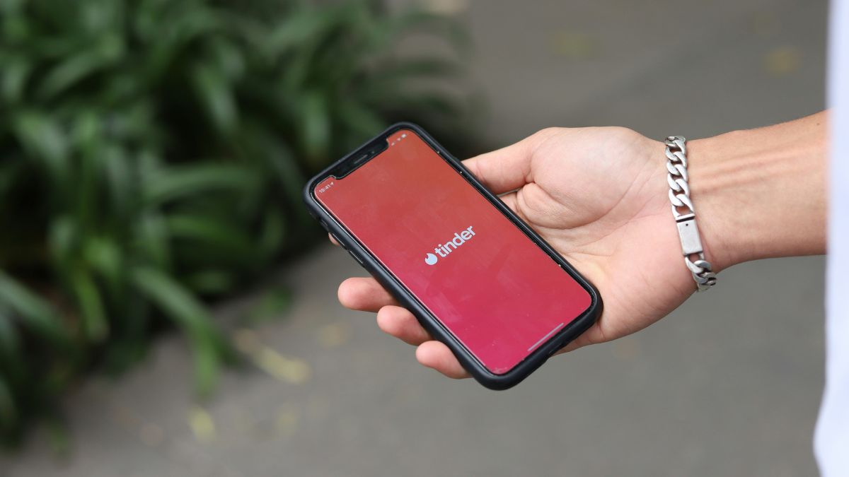 Criminosos criam vínculos emocionais rápidos em aplicativos como o Tinder para conquistar confiança e, posteriormente, solicitar dinheiro sob falsas emergências. Unsplash/Good Faces Agency