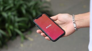 Criminosos criam vínculos emocionais rápidos em aplicativos como o Tinder para conquistar confiança e, posteriormente, solicitar dinheiro sob falsas emergências