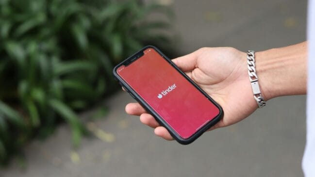 Criminosos criam vínculos emocionais rápidos em aplicativos como o Tinder para conquistar confiança e, posteriormente, solicitar dinheiro sob falsas emergências