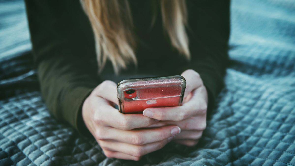 Declarações de amor rápidas, pedidos para sair da plataforma e solicitações de dinheiro estão entre os principais sinais de alerta apontados por especialistas em segurança digital. Unsplash/Tim Mossholder