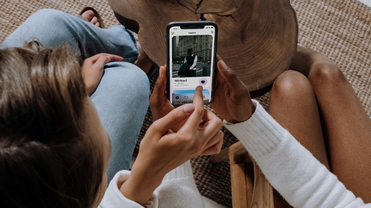 Em caso de suspeita ou confirmação de golpe, a orientação é registrar imediatamente um Boletim de Ocorrência e preservar todas as provas digitais, como mensagens, áudios e comprovantes. Unsplash/Flure Bunny