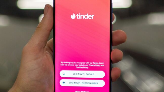 Aplicativos como o Tinder se popularizaram no Brasil e no mundo, mas também se tornaram alvo frequente de golpistas que utilizam perfis falsos para aplicar crimes virtuais