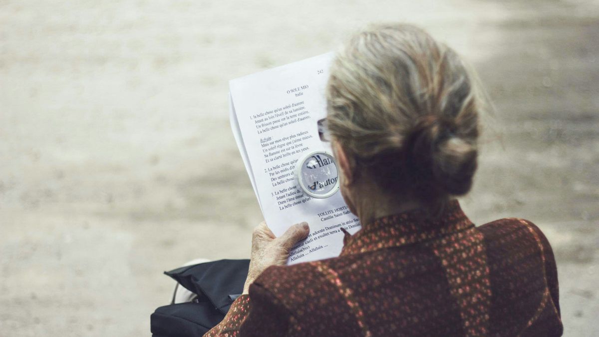A desaceleração no aumento da expectativa de vida preocupa pesquisadores: embora as pessoas ainda vivam mais do que no século passado, o ritmo desse avanço diminuiu nas últimas décadas. Unsplash/Clément Falize