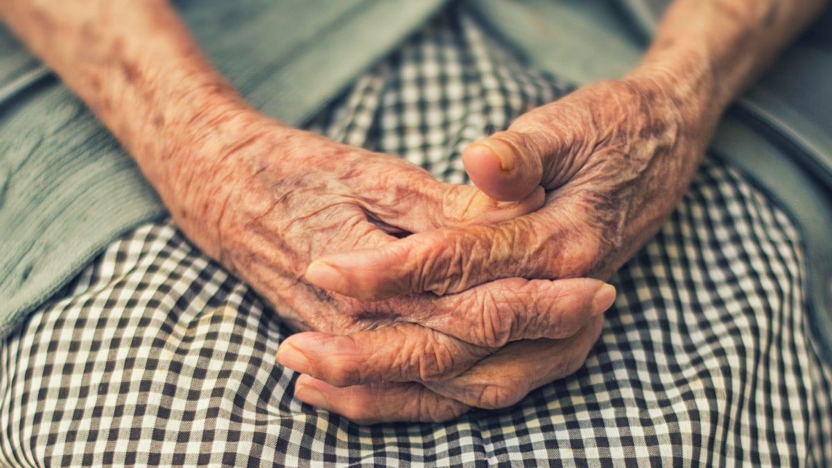 Embora as pessoas ainda vivam mais do que no século passado, o ritmo desse avanço diminuiu nas últimas décadas. Unsplash/Danie Franco