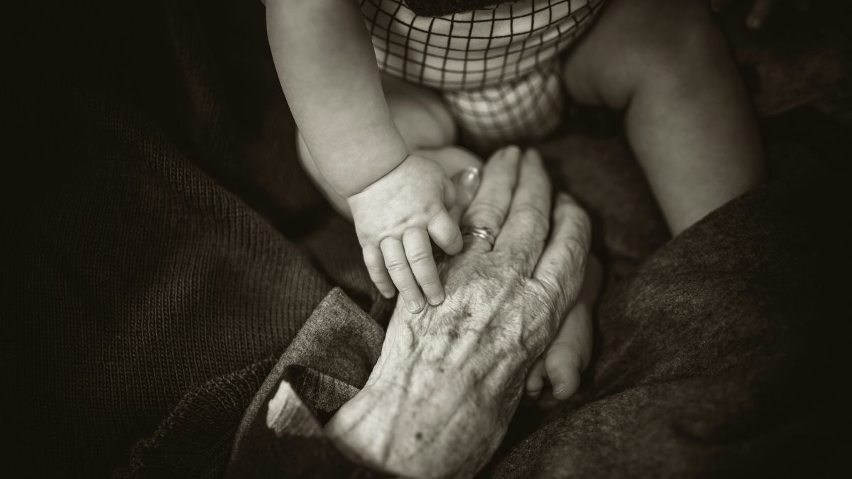 O futuro da longevidade depende cada vez mais de cuidados na infância e da prevenção precoce de doenças crônicas, segundo pesquisadores. Unsplash/Rod Long