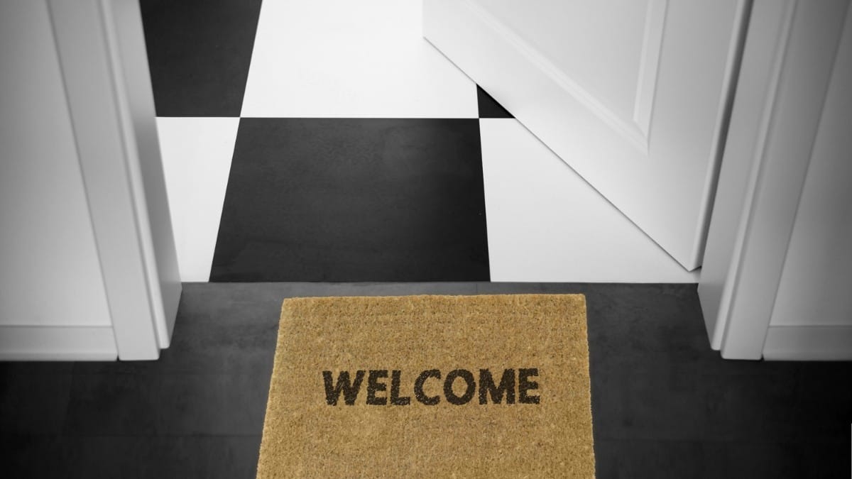 Muito além de um detalhe decorativo, o capacho ajuda a manter a sujeira do lado de fora / Pixabay