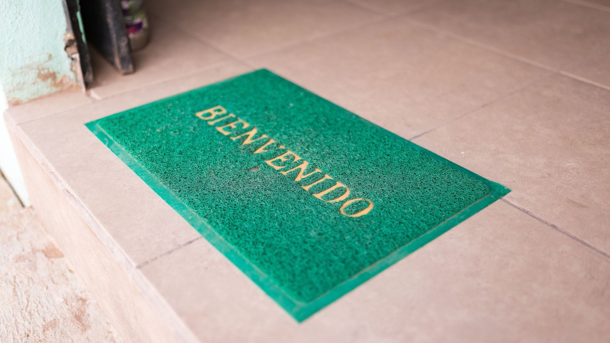 Pequeno e discreto, o capacho faz diferença na limpeza do ambiente interno / Pixabay