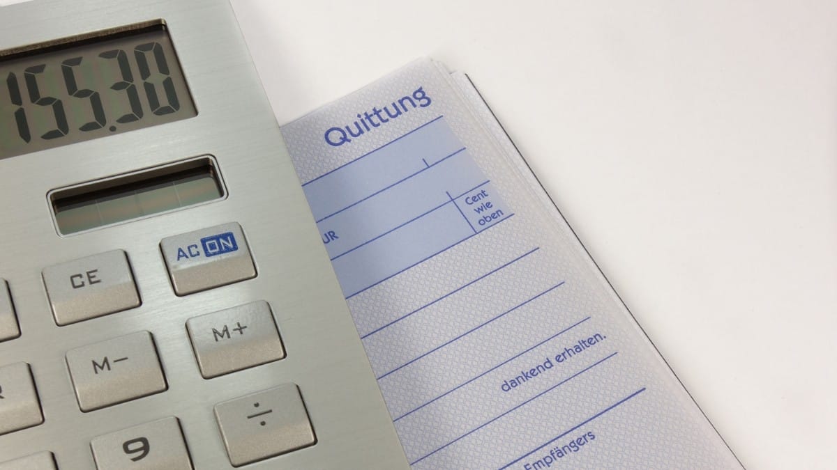 Você sabia que o IPVA vencido impede a renovação do licenciamento anual? Não deixe para a última hora e evite apreensões. / Pixabay