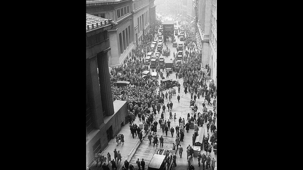 1929, o colapso econômico global: A quebra da Bolsa de Nova York marcou o início da Grande Depressão, a maior crise econômica do século XX. / Domínio público / Wikipédia