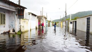 Com prejuízos de R$ 9 milhões, decreto assinado por Tarcísio de Freitas agiliza a reconstrução de escolas, postos de saúde e da ponte sobre o Rio Mongaguá