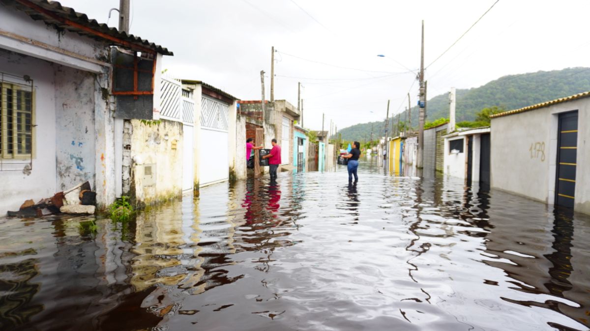 Com prejuízos de R$ 9 milhões, decreto assinado por Tarcísio de Freitas agiliza a reconstrução de escolas, postos de saúde e da ponte sobre o Rio Mongaguá