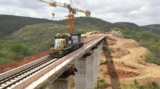 Com um investimento total de R$ 14,9 bilhões, a Transnordestina atravessa 53 municípios em três estados