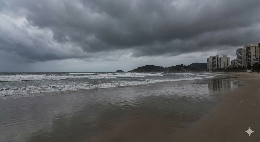 Litoral de SP: Praias vazias sob céu carregado de nuvens / Gemini