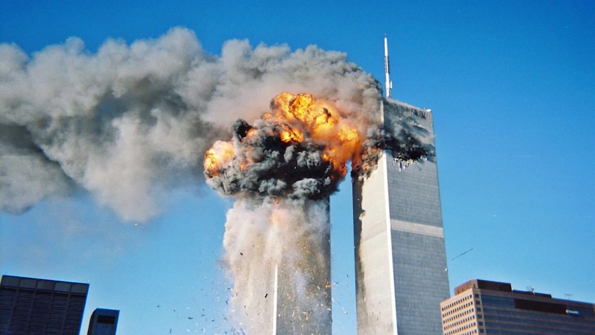 2001, os ataques de 11 de setembro: Os atentados terroristas contra o World Trade Center e o Pentágono resultaram em quase 3 mil mortes e mudaram profundamente a política internacional e os sistemas de segurança. / Domínio público / Wikipédia