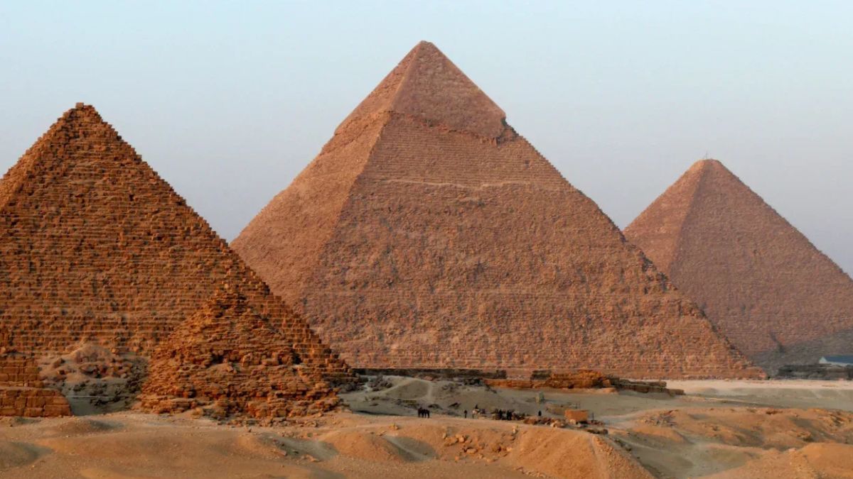 Estudo publicado na revista científica PLOS ONE sugere que a Pirâmide de Degraus de Djoser, em Saqqara, pode ter sido construída com o uso de um avançado sistema de elevação hidráulica, e não apenas com rampas e alavancas/Reprodução