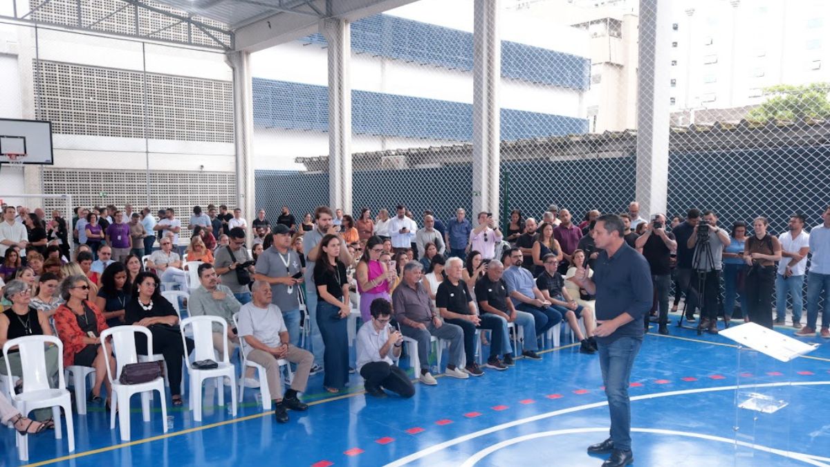O prefeito Rogério Santos e a secretária de Educação, Audrey Kleys, durante a entrega oficial da UME Edson Arantes do Nascimento, no Gonzaga. A nova escola é a maior entregue em Santos nos últimos 12 anos. /Divulgação