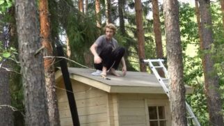 Ele e a namorada construíram a cabana principal, o deck e até a sauna usando apenas ferramentas básicas e tutoriais.