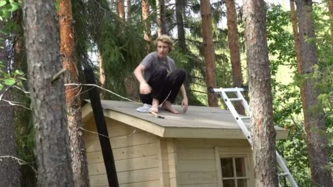 Ele e a namorada construíram a cabana principal, o deck e até a sauna usando apenas ferramentas básicas e tutoriais.