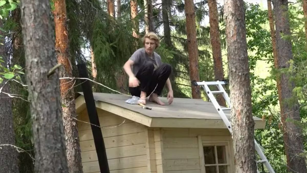 Ele e a namorada construíram a cabana principal, o deck e até a sauna usando apenas ferramentas básicas e tutoriais.