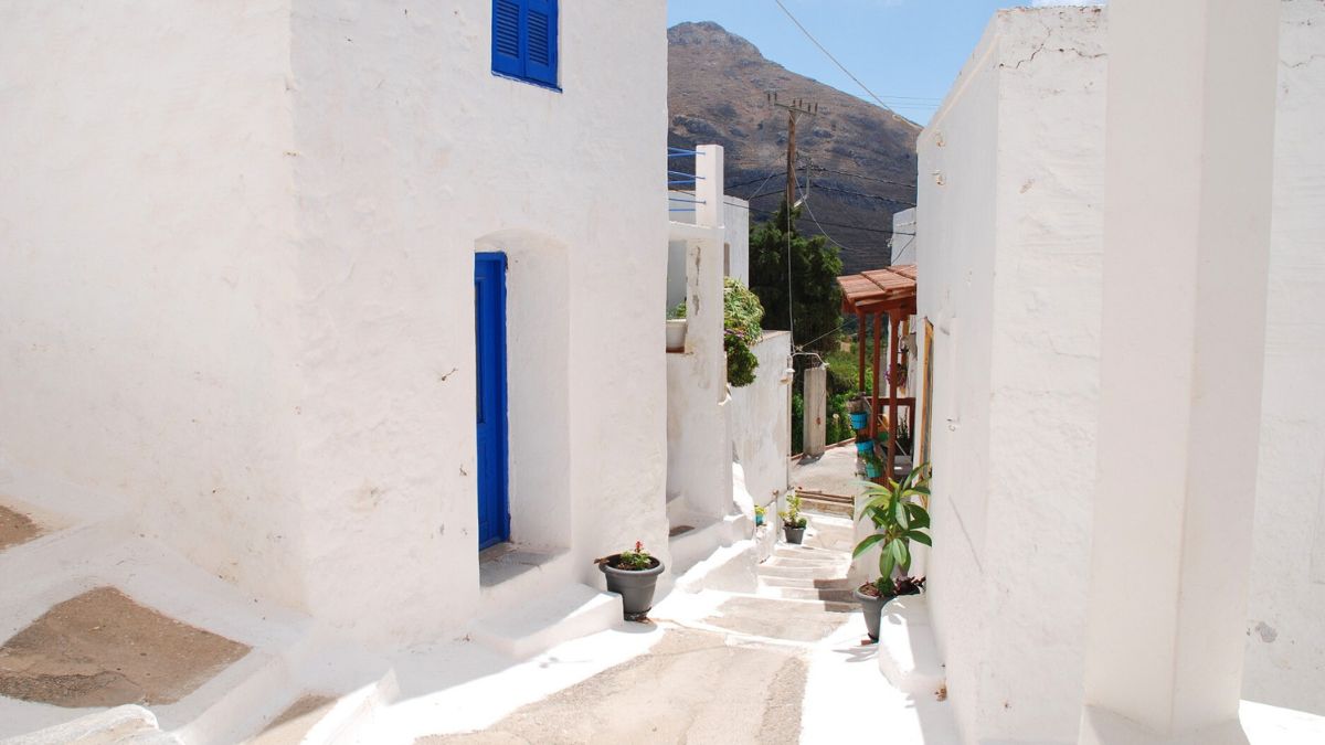 Entenda como a ilha grega que virou referência global monitora o lixo em tempo real e atrai turistas