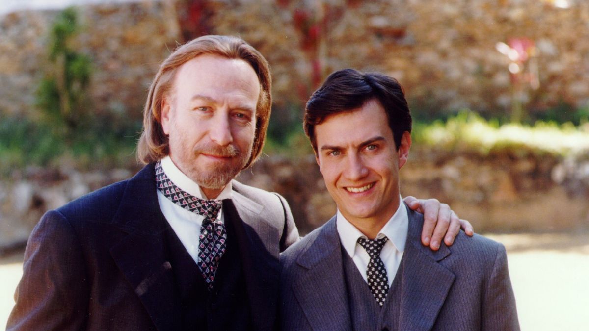 Altino (Odilon Wagner) e Augusto (Gabriel Braga Nunes)/Globo