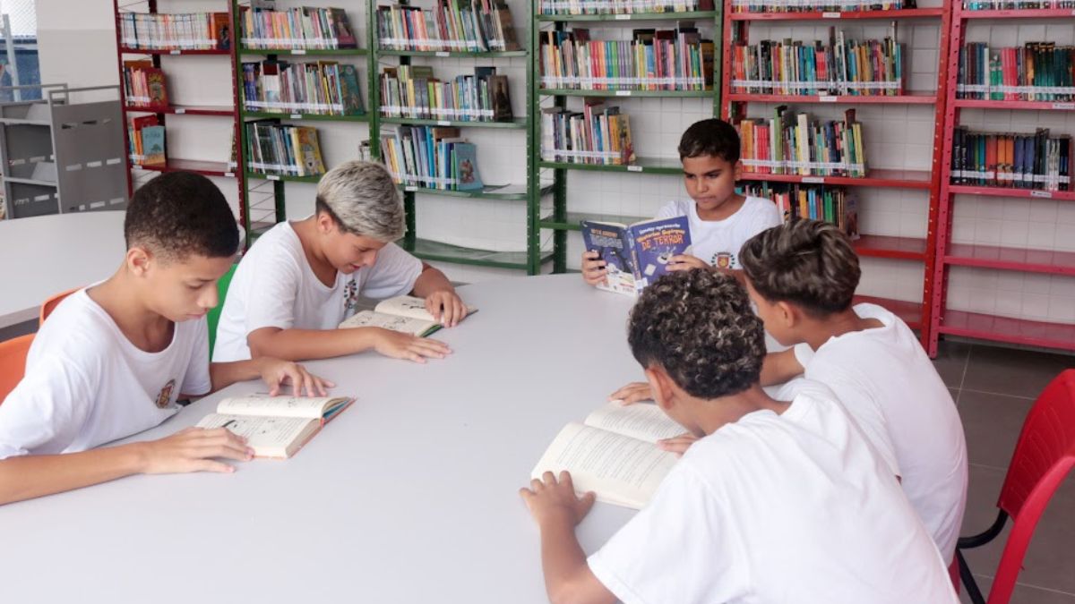 Além das salas de aula, o complexo educacional oferece biblioteca, auditório e laboratórios, ampliando o acesso à cultura e ao conhecimento para os jovens santistas. /Divulgação