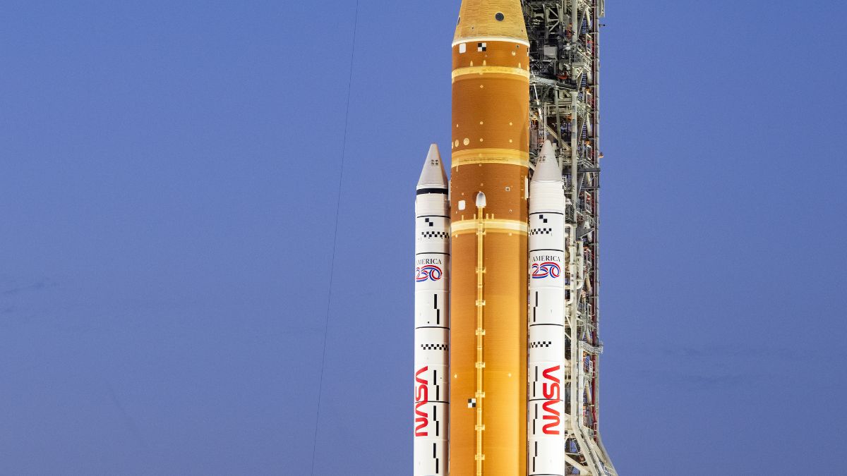 Técnicos da Nasa trabalham na torre de lançamento sob frio intenso na Flórida Clima adverso no fim de semana contribuiu para os desafios do ensaio geral/NASA/Keegan Barber
