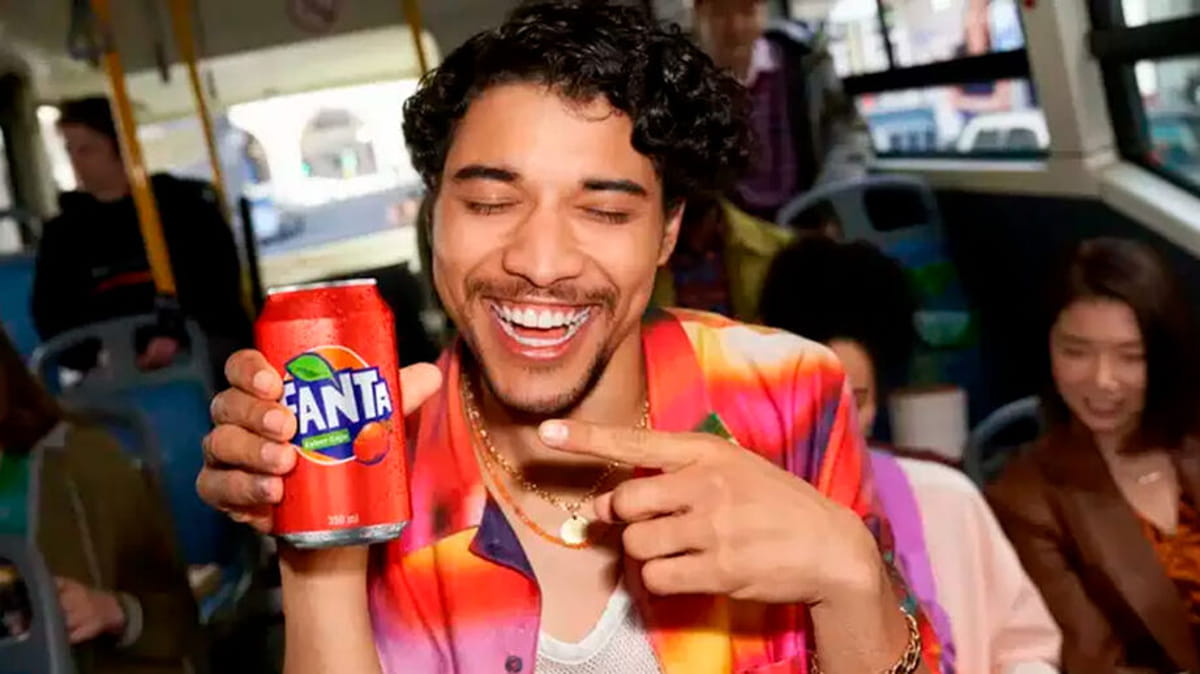 Apesar das inovações, a Fanta Laranja permanece como a soberana absoluta, provando que a 'fantasia' criada no improviso da guerra se transformou em um império de bilhões de dólares