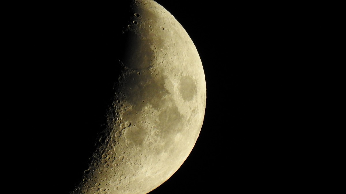 A transferência de energia das marés altera lentamente a órbita lunar / Pixabay