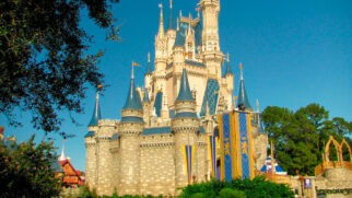 As ações da Disney caíram mais de 7% após a companhia sinalizar uma diminuição no fluxo de visitantes internacionais em seus parques nos Estados Unidos.