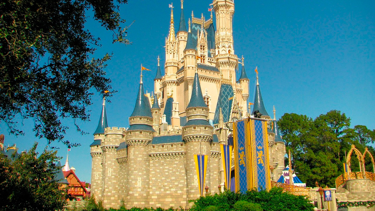 As ações da Disney caíram mais de 7% após a companhia sinalizar uma diminuição no fluxo de visitantes internacionais em seus parques nos Estados Unidos.