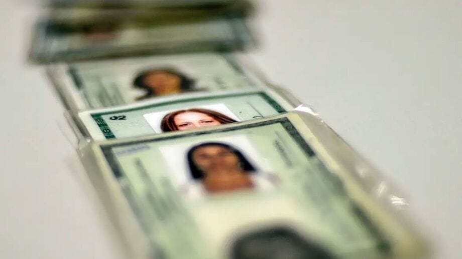 É importante destacar que a Carteira Nacional de Habilitação (CNH) continua sendo aceita para voos nacionais.