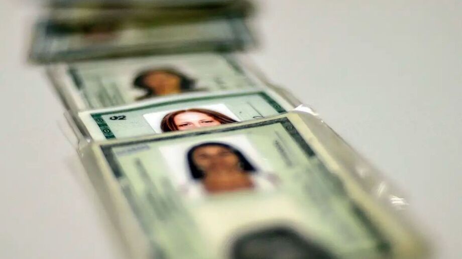 É importante destacar que a Carteira Nacional de Habilitação (CNH) continua sendo aceita para voos nacionais.