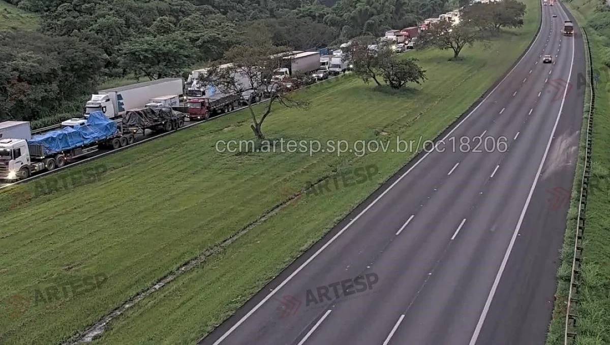 Artesp confirmou que as cinco faixas do trecho estão bloqueadas