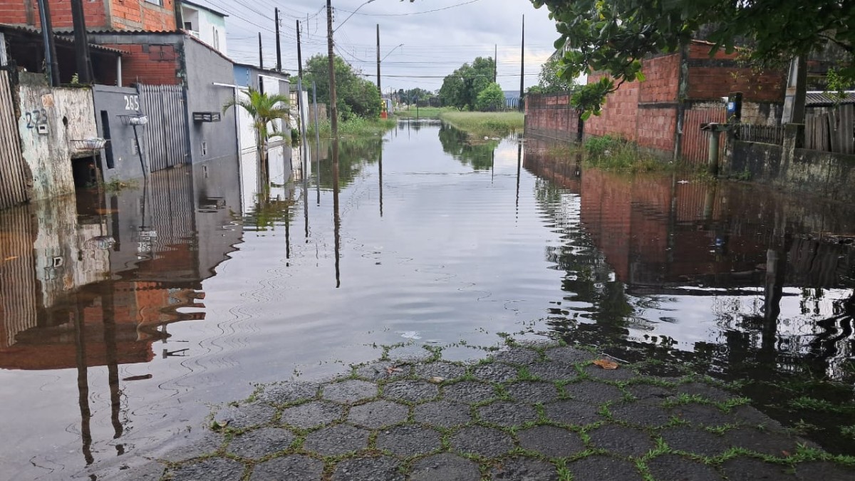 Em diversos bairros, a água ainda não baixou, obrigando moradores a atravessarem áreas alagadas para deixar suas casas / Márcio Ribeiro/DL