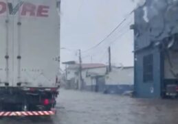 Forte chuva registrada nas últimas horas provocou alagamento na Avenida Salgado Filho, no bairro Parque São Vicente