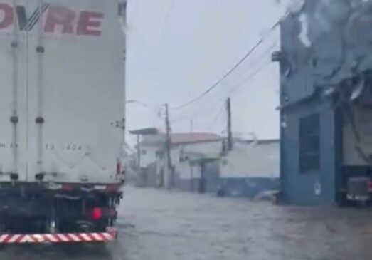 Forte chuva registrada nas últimas horas provocou alagamento na Avenida Salgado Filho, no bairro Parque São Vicente
