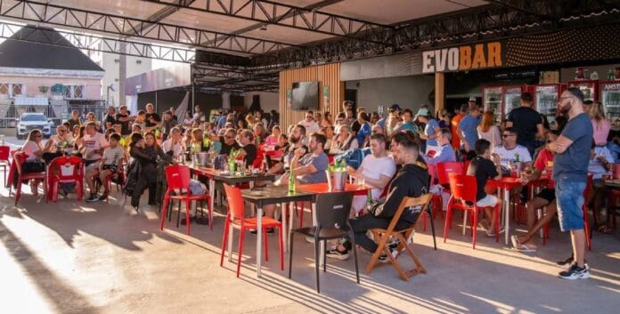 O público é formado por jovens, famílias, atletas e visitantes ocasionais, especialmente durante eventos esportivos e culturais.