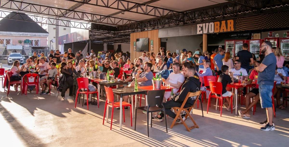 O público é formado por jovens, famílias, atletas e visitantes ocasionais, especialmente durante eventos esportivos e culturais.