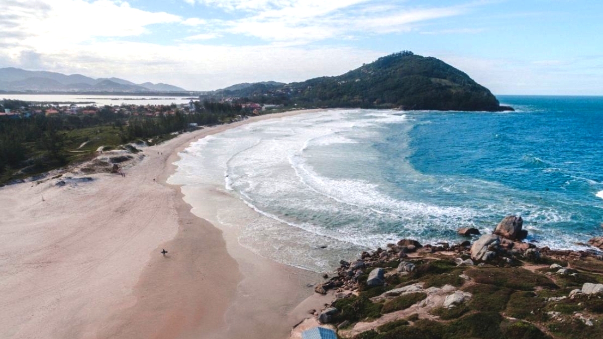 A Praia da Ferrugem é famosa pelas águas claras e pelo histórico ligado a pescadores e comunidades alternativas / Divulgação/Prefeitura de Garopaba