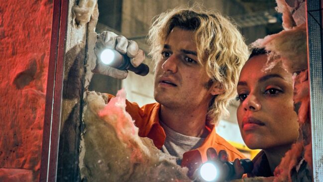 Joe Keery e Georgina Campbell em cena de 'Alerta Apocalipse'
