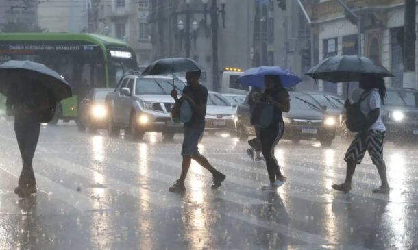 'Alerta Severo' indica chuvas fortes caindo de maneira constante, gerando alagamentos
