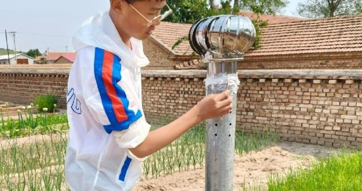 Utilizando apenas leis da física e materiais simples, ele criou um sistema capaz de condensar a umidade do ar para irrigar plantas de forma automática