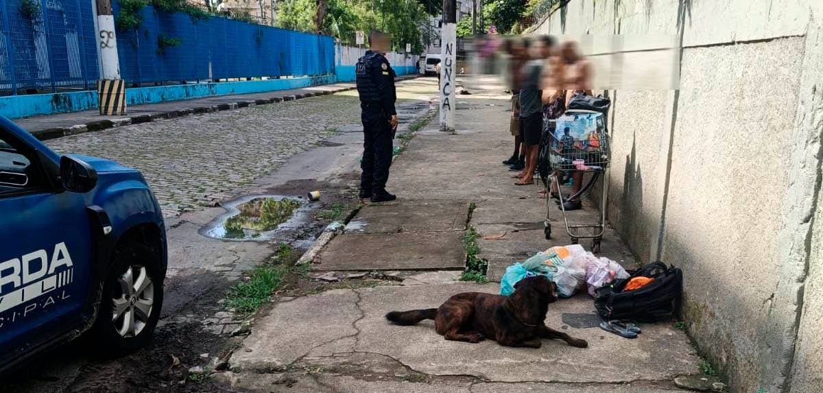 De acordo com uma fonte ouvida pela reportagem, que preferiu permanecer anônima, a retirada forçada de pessoas em situação de rua por agentes da Guarda Civil Municipal é considerada ilegal