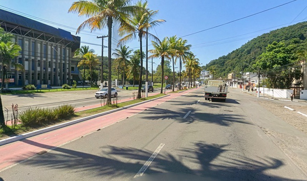 O bloqueio acontece em frente ao Ginásio Guaibê, no sentido CentroVicente de Carvalho