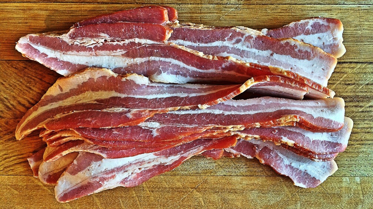 Assar o bacon no forno permite que a gordura escorra, reduzindo o teor de gordura final / Pixabay