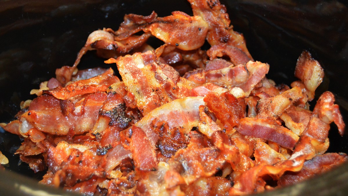 Preparar o bacon na air fryer diminui o uso de óleo e deixa o alimento mais crocante / Pixabay