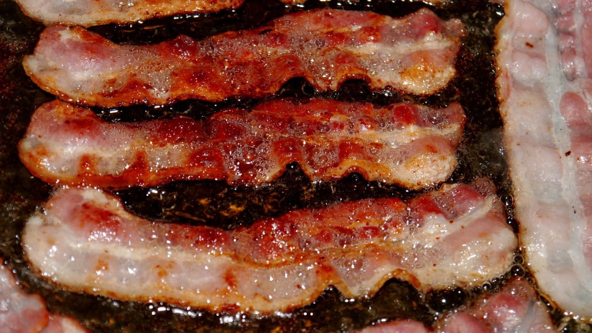 Usar papel absorvente após o preparo reduz o excesso de gordura do bacon / Pixabay