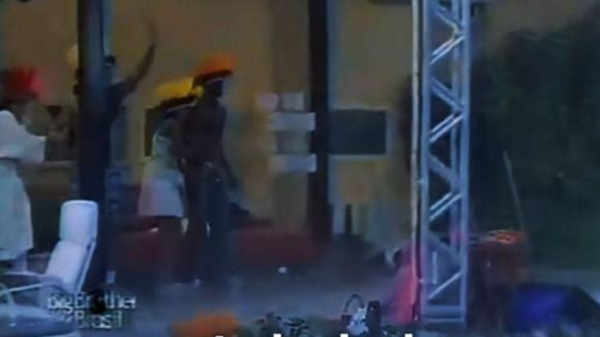 Imagens da época mostram a porta da sala sendo protegida enquanto a água da chuva avançava sobre o mobiliário da casa do BBB 6/Reprodução