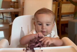 O bebê experimenta os alimentos em sua forma original, explorando texturas, cheiros e cores